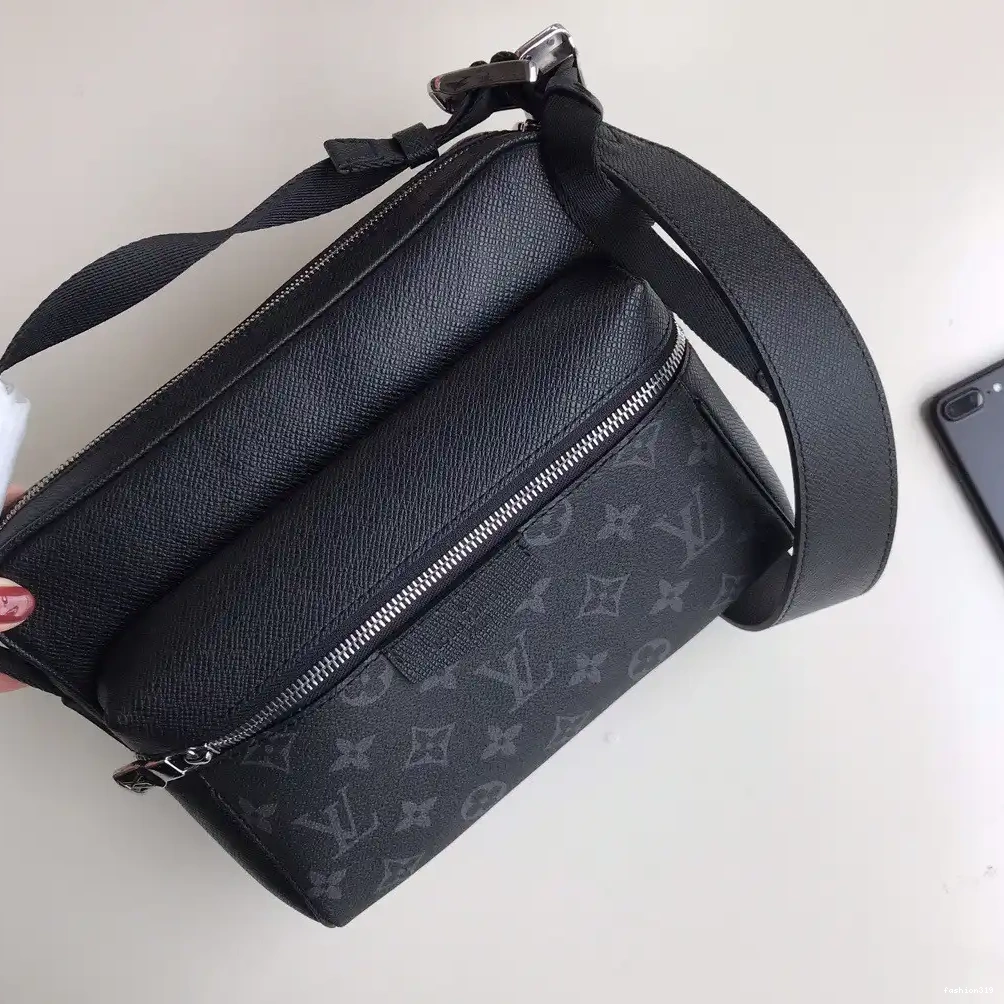 Vuitton Messenger Louis 0422